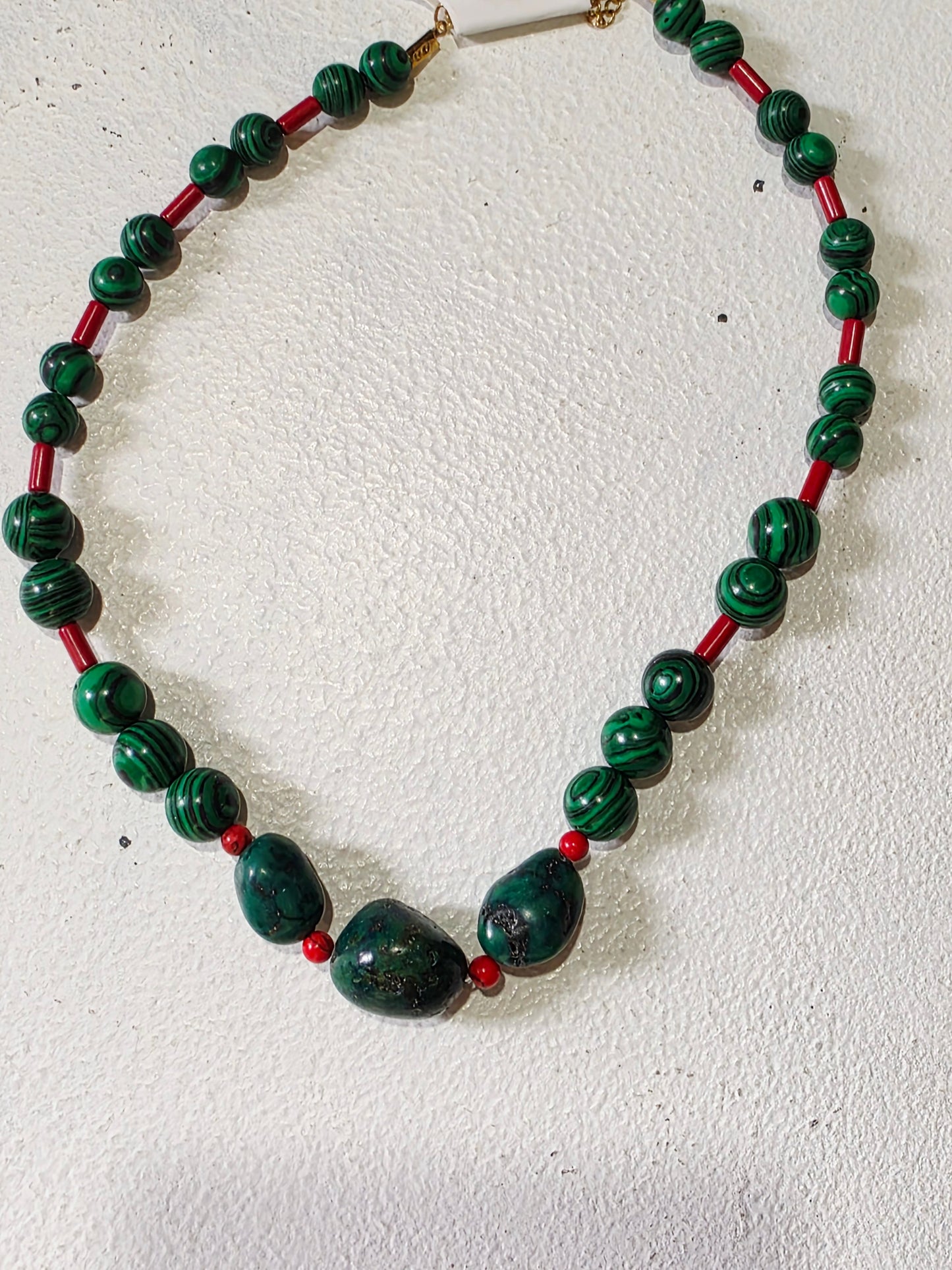 Collar de Bolas Verde y Abalorios Rojo