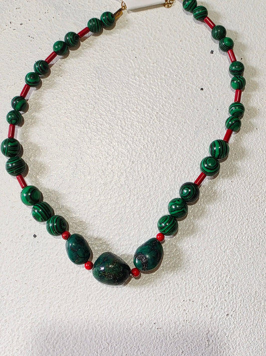Collar de Bolas Verde y Abalorios Rojo
