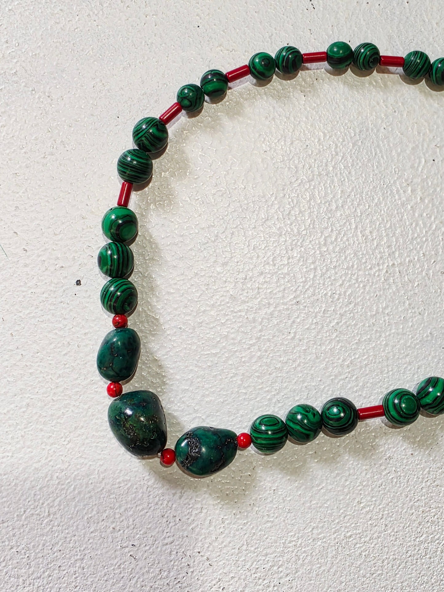 Collar de Bolas Verde y Abalorios Rojo